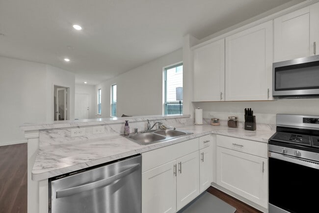 Building Photo - 16435 Big Hickory Dr