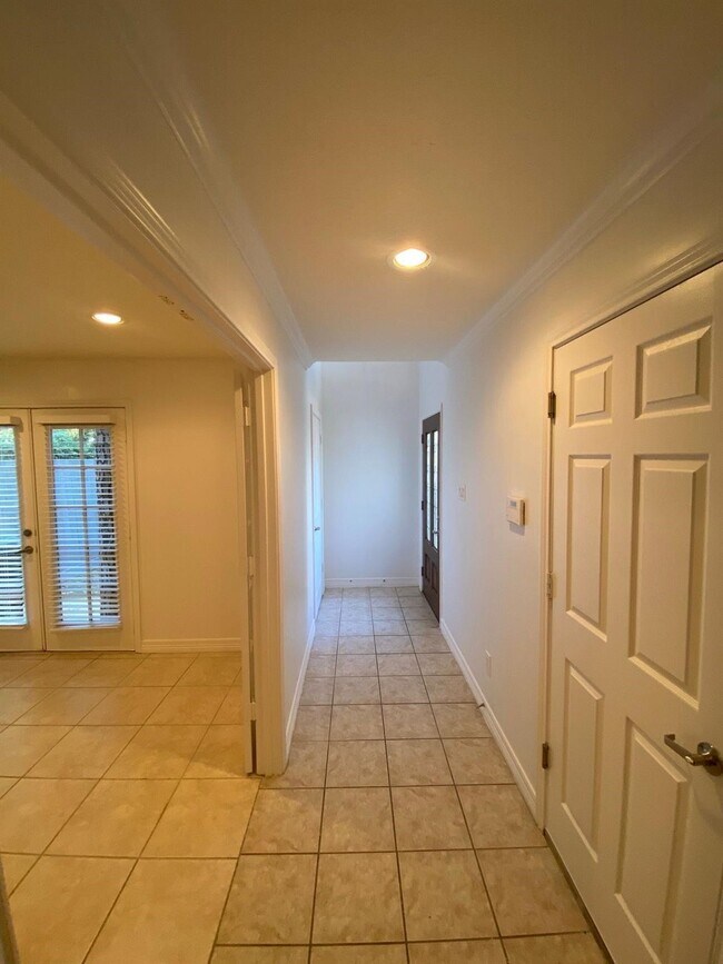 Building Photo - 3710 Sherwood Ln
