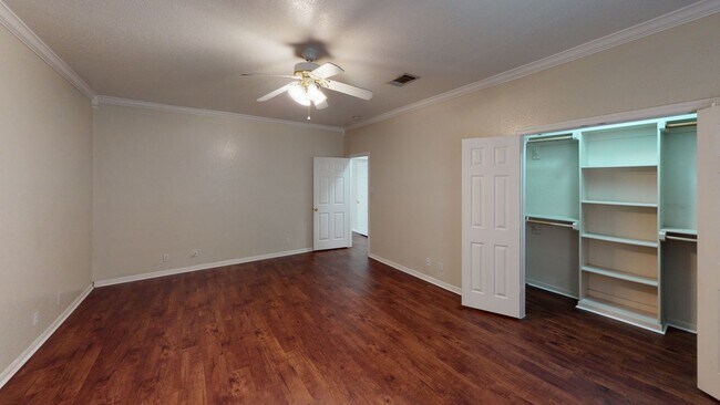 Building Photo - Spacious 4/2 Blocks from Campus!