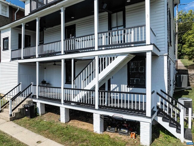 Building Photo - 830 E Beverley St