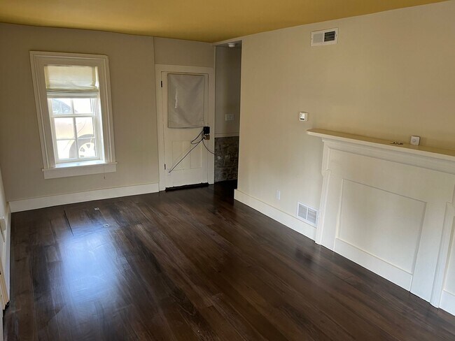 Building Photo - 918 Van Buren St