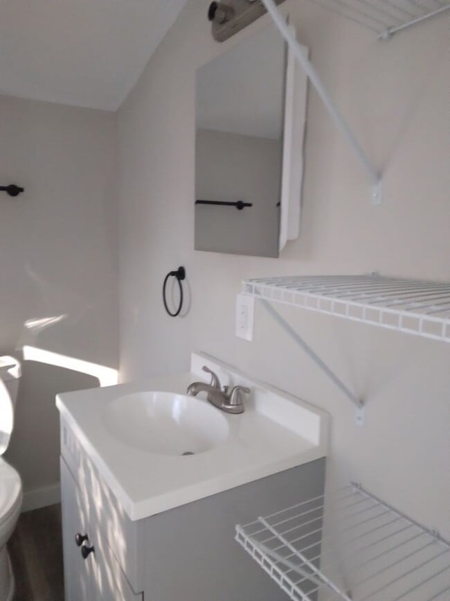 Building Photo - Newly remodeled 2 bedroom 1 bath home, Whi...