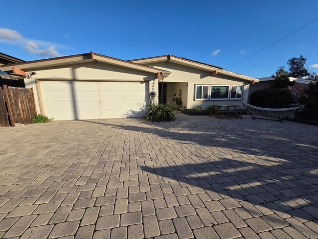 Building Photo - Wonderful Mid Century Home available for lease