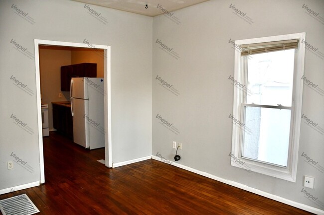 Building Photo - 2 Bed, 1 Bath- $1000 a Month- 1/2 Off Seco...