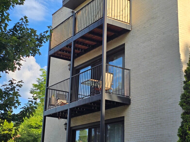 Building Photo - 1711 W Jarvis Ave