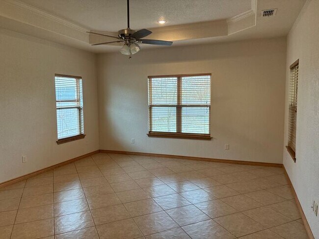 Building Photo - 5BR/3BA w/ Fenced Yard + Covered Parking in Seguin, TX