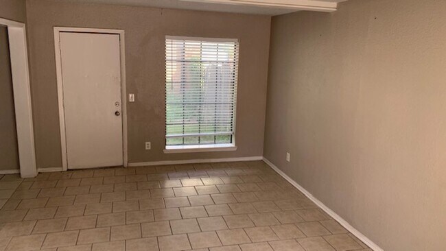 Building Photo - 2 Bedroom Townhome