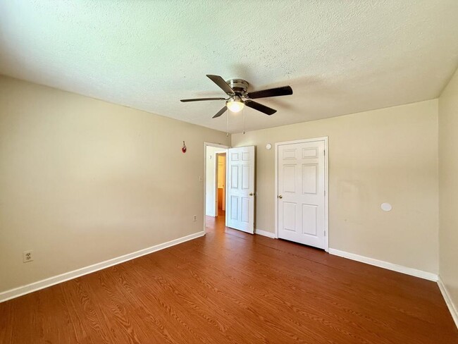 Building Photo - 2884 Blue Ridge Dr