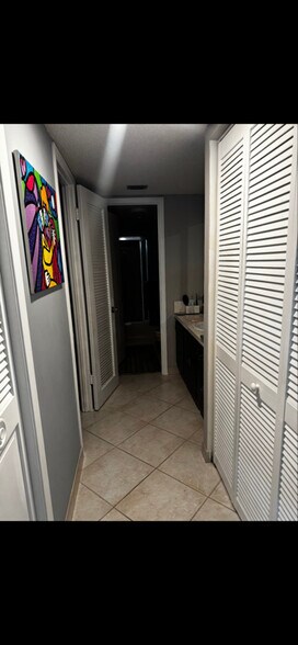 Building Photo - 18011 Biscayne Blvd