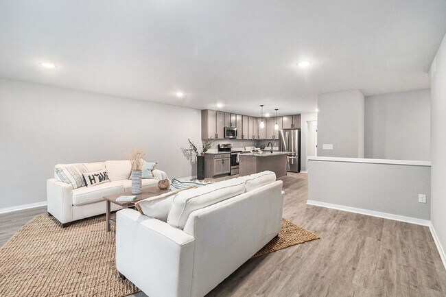 Building Photo - Like New 5 Bedroom - Close to the lake!