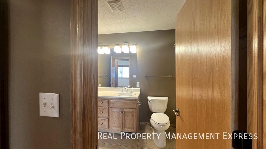 Building Photo - 4 Bedroom 2 Bathroom Home for Rent