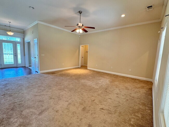Building Photo - COMING SOON IN MID-AUGUST! [PET FRIENDLY]