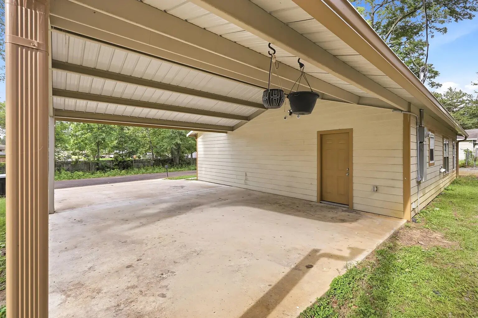 Building Photo - 612 Timberline Dr
