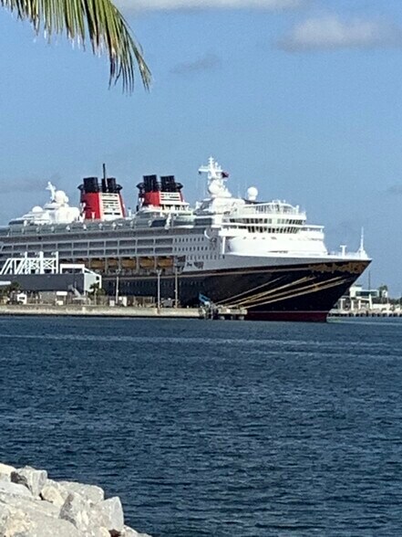 Close to Port Canaveral - 300 Monroe Ave