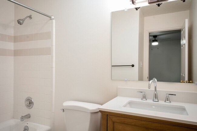 Building Photo - Top Floor Provo condo w private balcony