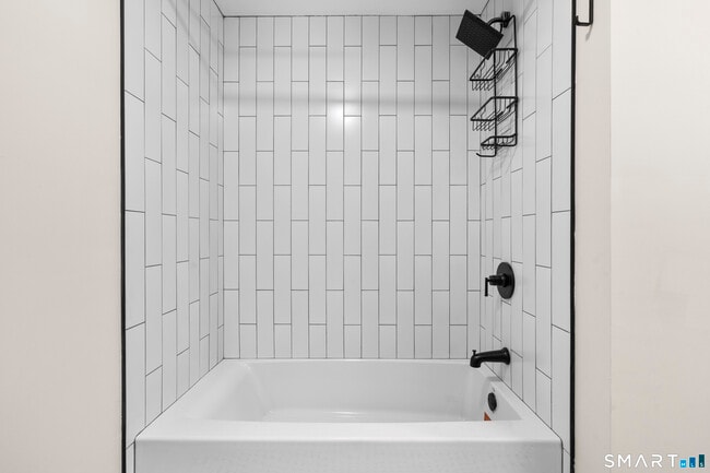 Building Photo - 937 Post Rd