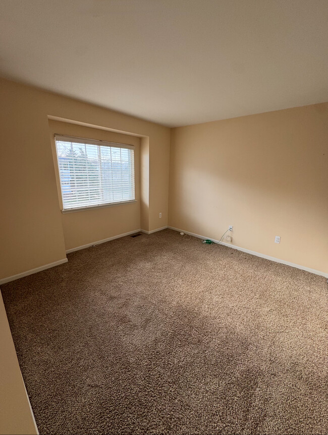 Building Photo - 5427 Twin Oaks Dr