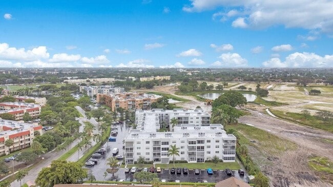 Building Photo - 2998 Sunrise Lakes Dr W
