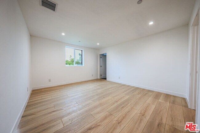 Building Photo - 1525 S Carmelina Ave