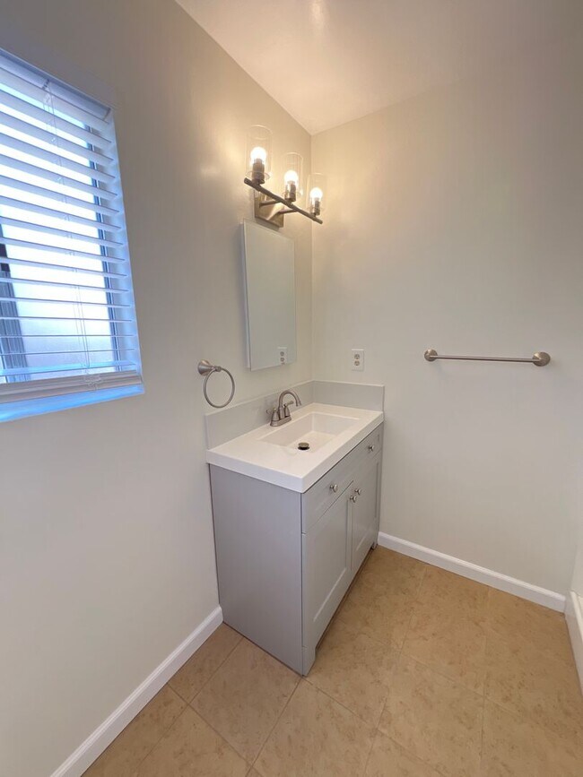 Building Photo - Northwest Bakersfield Home