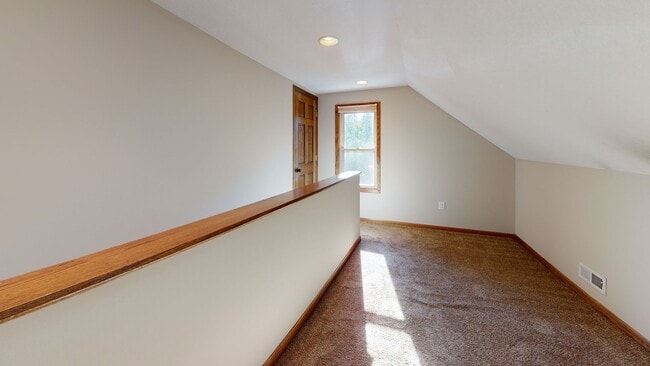 Building Photo - Updated 5-Bedroom House Close to U of M Ca...