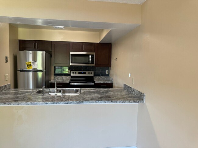 Building Photo - 2 bedroom + loft, 2 bathroom townhome near UCF