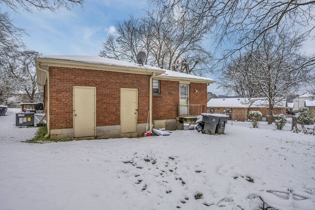 Building Photo - Awesome 2BE/1BA duplex in West Nashville!