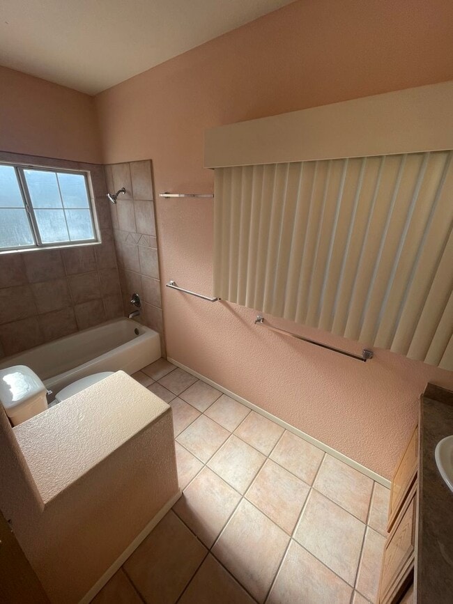 Building Photo - Beautiful 3 Bedroom/2.5 Bathroom Home Loca...
