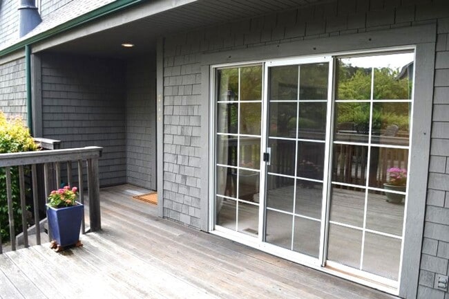 Building Photo - Charming Single-Level Condo in Mill Valley...