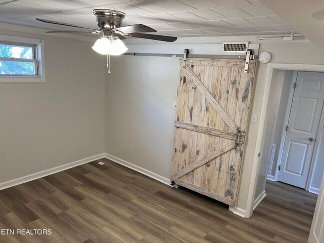 Building Photo - West Knoxville 37922 - 1 bedroom apartment with updated interior - Contact Mac Tobler (865)755-3075