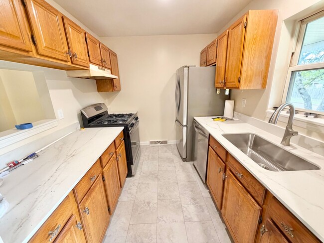 Building Photo - 2 Bedroom (+ Office) Home Burlington Available 8/1
