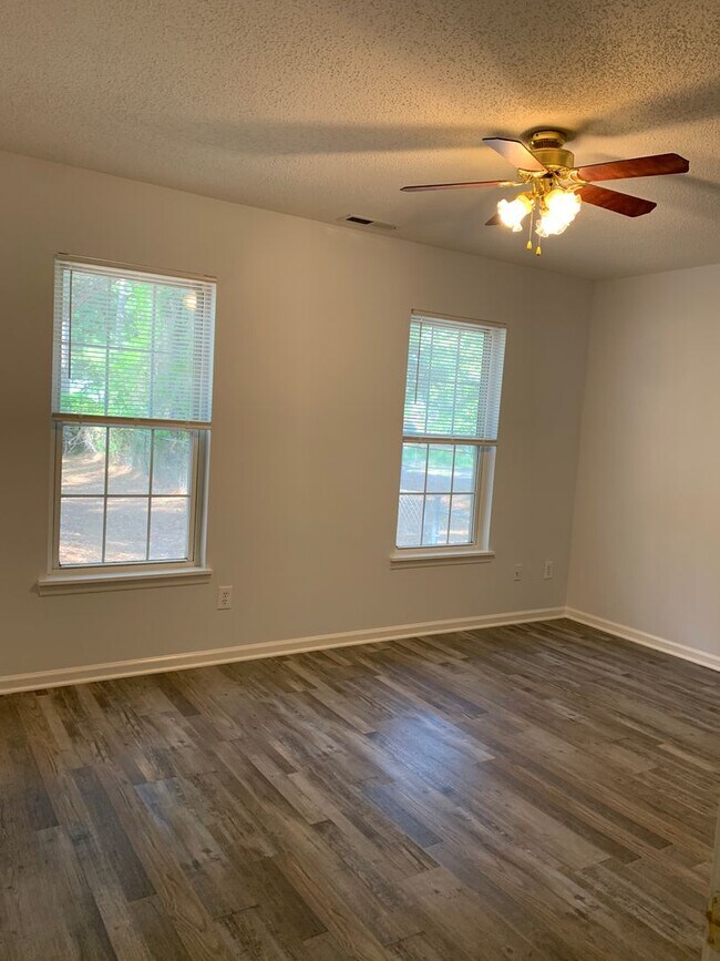 Building Photo - 211 Friendly Ln