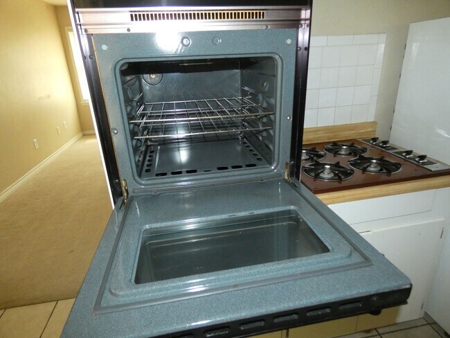 Building Photo - 2 bedroom, 1 bath