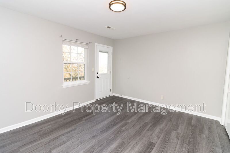 Building Photo - 6619 Fairview Rd