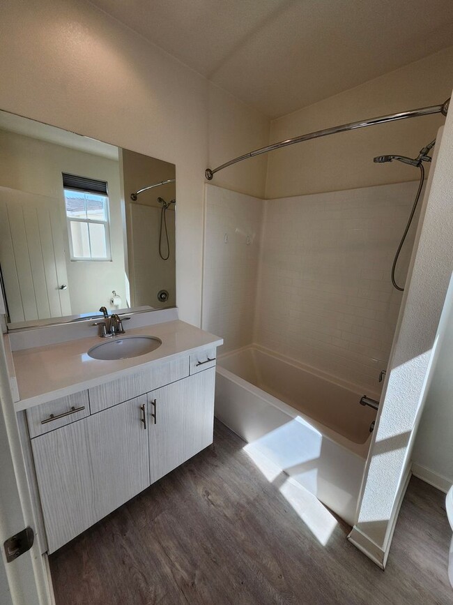 Building Photo - Gorgeous Tri-level Townhouse 3 beds 3 1/2 ...