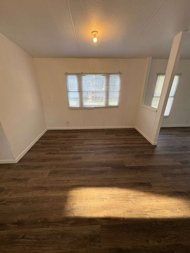 Building Photo - 736 Green Acres Ln