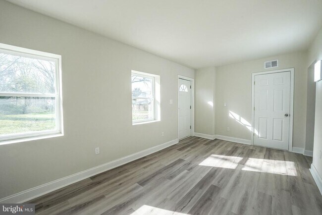 Building Photo - 8665 Center Rd