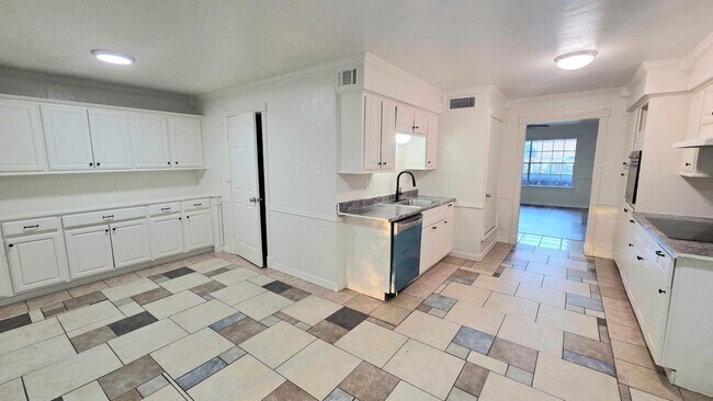 Building Photo - 215 Johnson Dr