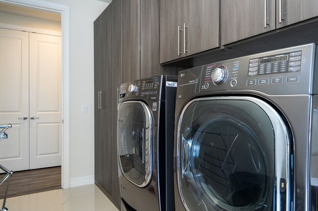 Building Photo - Perfect Home waiting for you! FULLY FURNISHED!