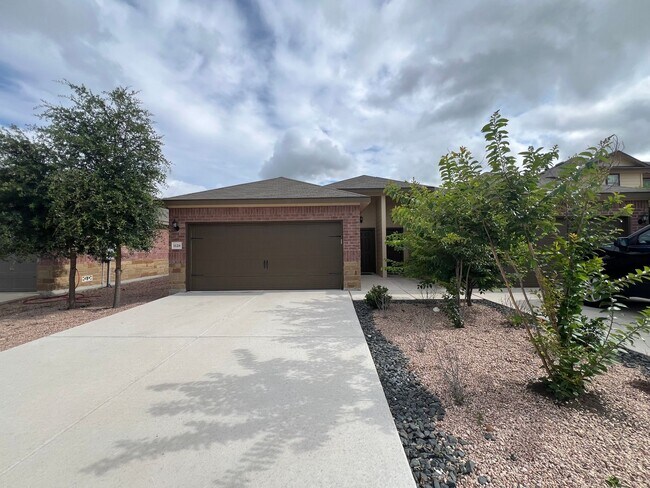 Building Photo - Luxury 3/2 Duplex in Seguin, Texas