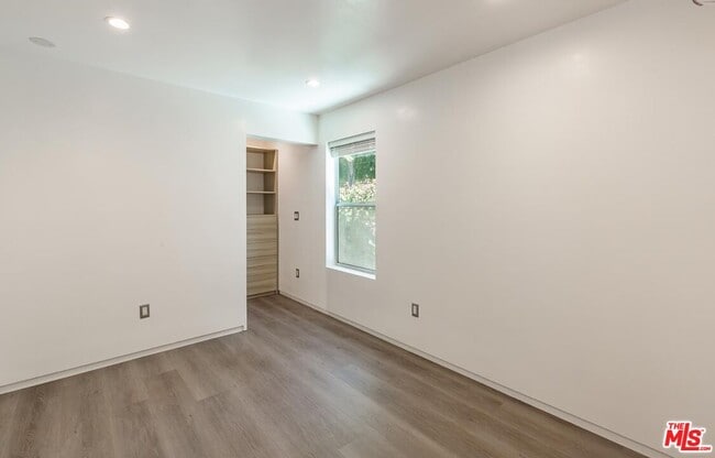 Building Photo - 613 6th Ave