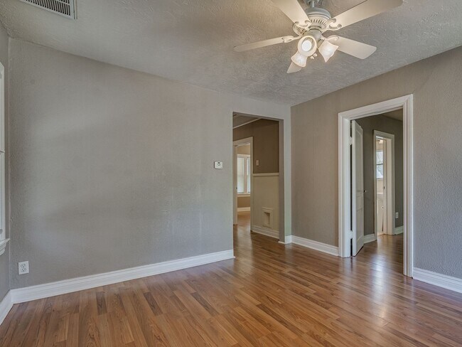 Building Photo - Charming 2 Bed / 1 Bath Home with Detached Garage and Huge Yard