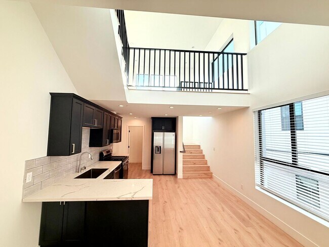 Building Photo - Beautiful Modern Luxury 4 Story Townhome - 4 bed - 3.5 bath with Rooftop Deck in Silver Lake