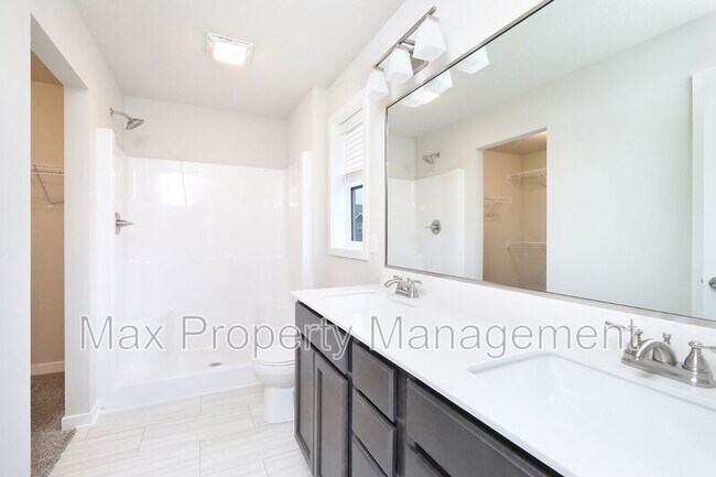 Building Photo - 211 NE Whitetail Dr