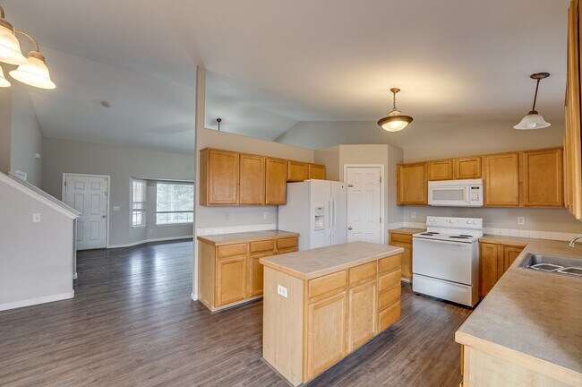 Building Photo - Spacious 3 bed, 2.5 bath home located in Wellington, CO