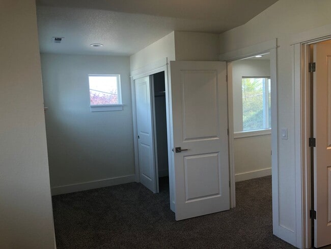 Building Photo - Newer 3 bedroom, 2.5 bath duplex in desirable neighborhood! MOVE IN SPECIAL!