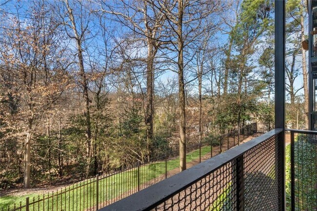 Building Photo - 560 Dutch Valley Rd NE