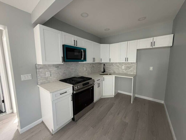 Building Photo - 17 E 15th St