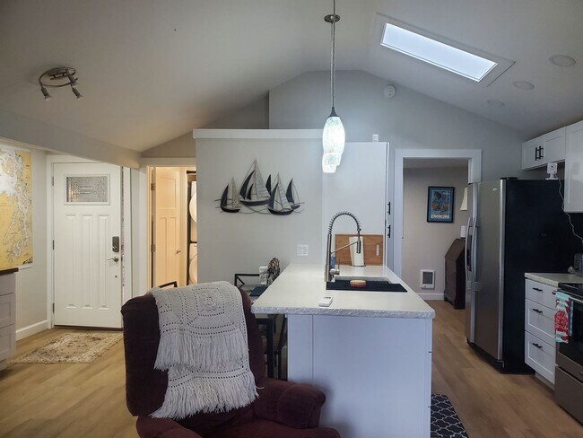 Building Photo - 681 SE Somers Dr