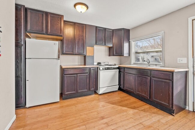 Building Photo - 309 W 10th St